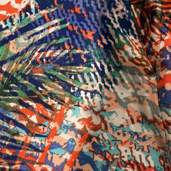 Multi- print shorts size small - Picture 4 of 4